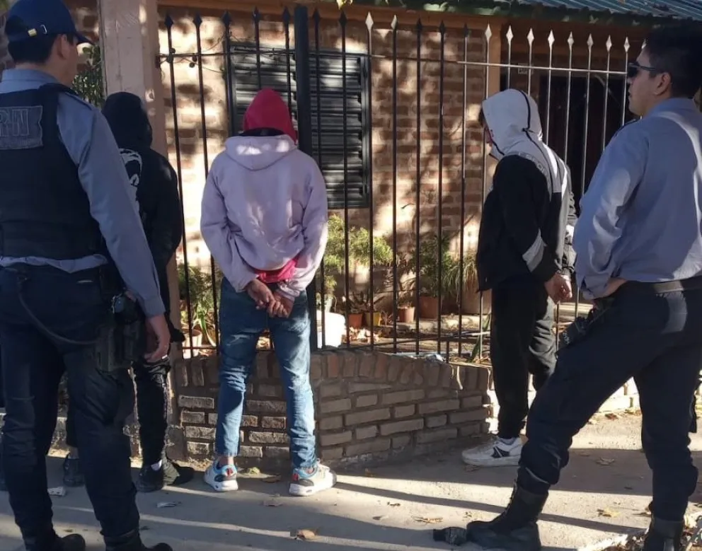 Durante una persecución policial en circunvalación tres delincuentes fueron detenidos
