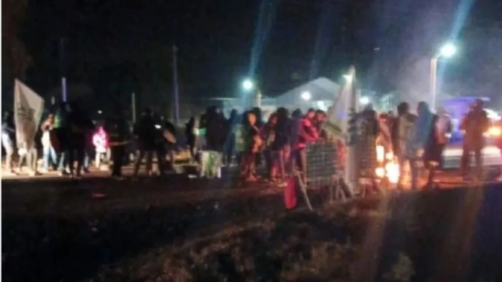 Los trabajadores municipales levantaron el corte de la ruta 7