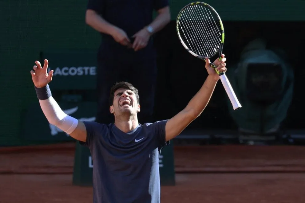 Carlos Alcaraz venció a Jannik Sinner y avanzó a su primera final en Roland Garros