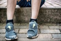 Desalmado: golpeó y echó de la casa a su hijo por tener las zapatillas rotas