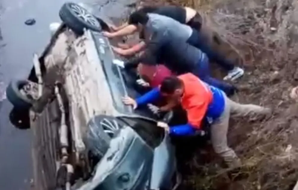 Un vehículo conducido por una pareja de adultos mayores cayó al canal de riego