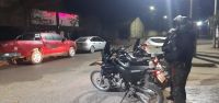 Hasta las manos: circulaba en una moto robada y agredió a un policía