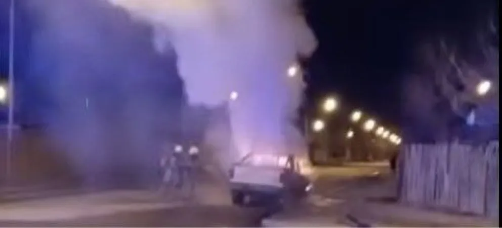El fuego destruyó una camioneta en el barrio Anai Mapu