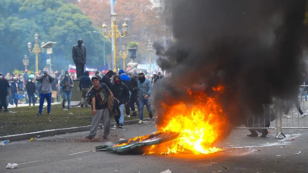 Tensión fuera del Congreso: autos incendiados, bombas molotov, enfrentamientos y 14 detenidos