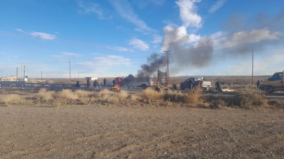 Los trabajadores levantaron el corte en la ruta 22