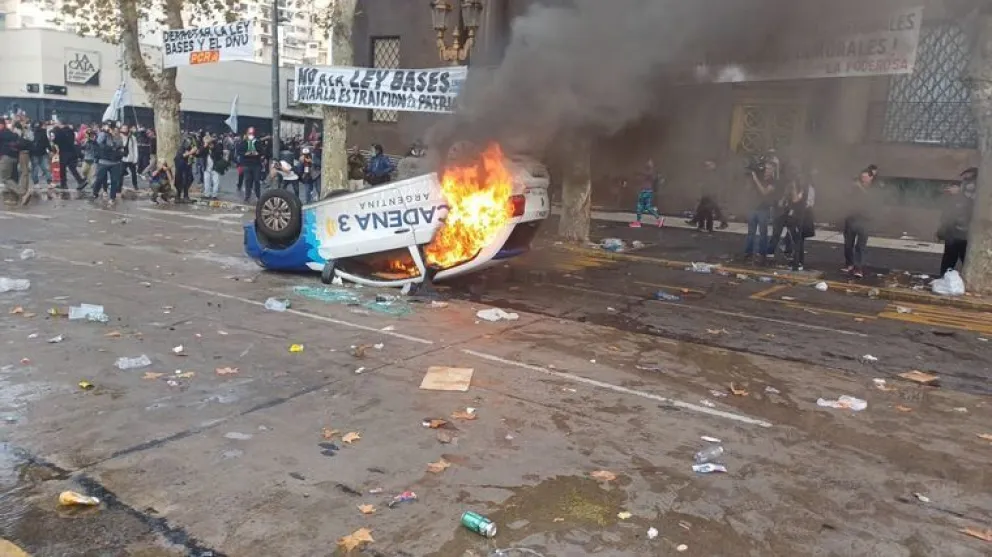 Repudio al incendio del móvil de Cadena 3 por parte de ADEPA y ARPA