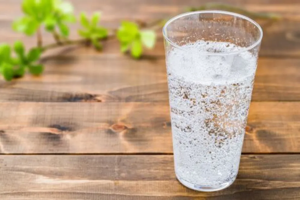 Agua Carbonatada: ¿Buena o Mala? Esto es lo que dice Harvard  