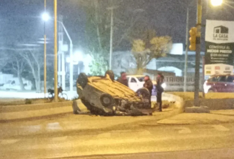Conductora resultó con una fractura tras de huir de un control y volcar en una de las salidas de Cipolletti