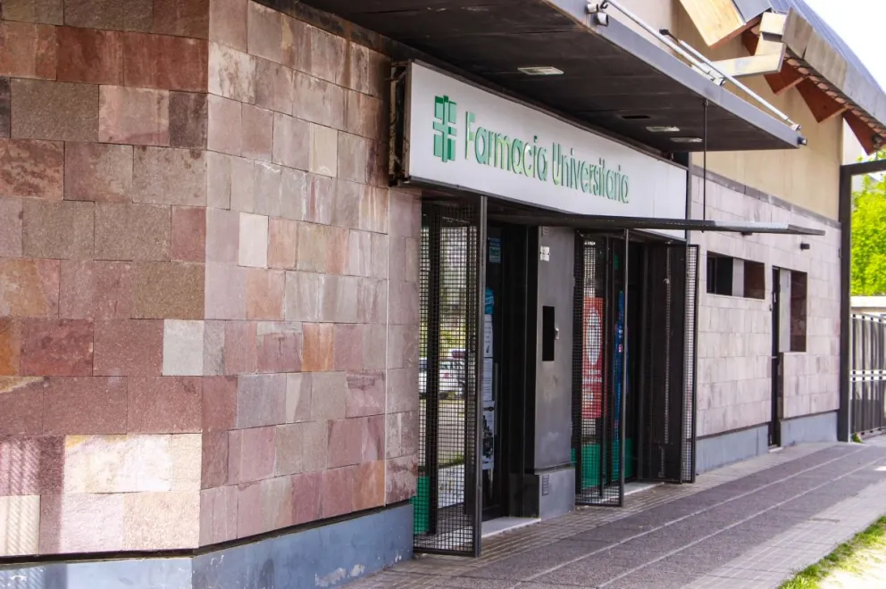 Rompieron el vidrio y robaron una farmacia universitaria del Alto Valle 