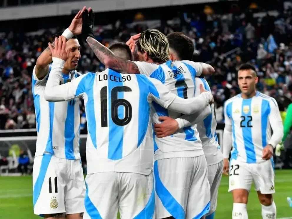 Messi y Ángel Di María muestran la camiseta que la Selección estrenará en la Copa América