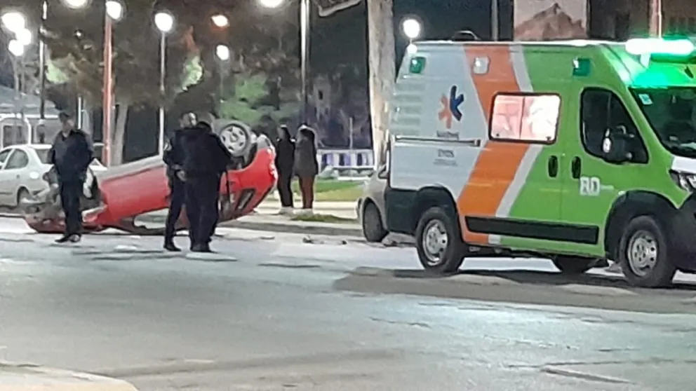 AHORA: Un auto volcó en pleno centro de Cipolletti