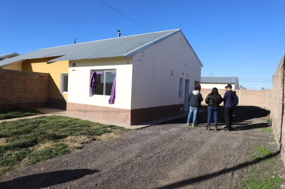 Dos familias de la región recibieron la llave de su casa recuperada por un plan del IPPV