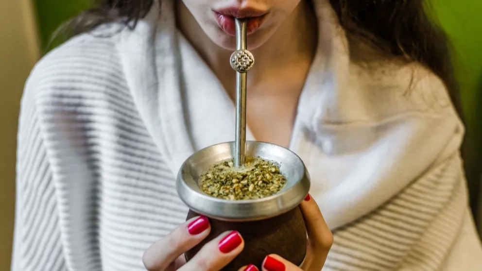 La fruta que potencia el mate: ayuda a tus defensas y es un aporte extra de nutrientes