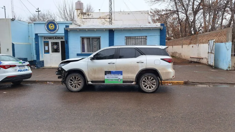 Más trucho no se consigue: se estrelló contra un portón con un auto “mellizo” y escapó