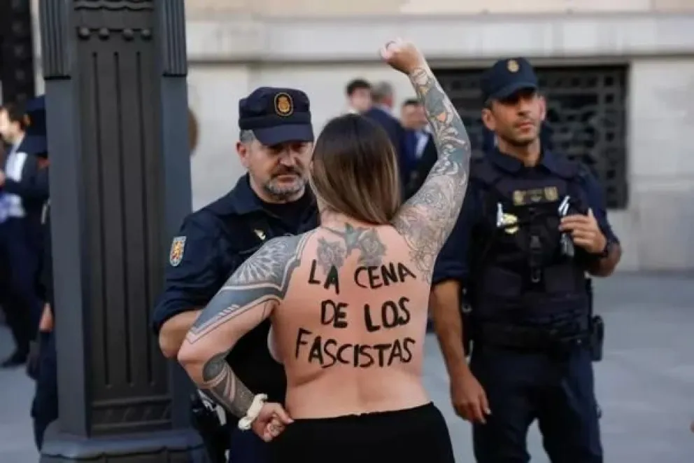 Militantes feministas protestaron contra Javier Milei frente al Casino de Madrid