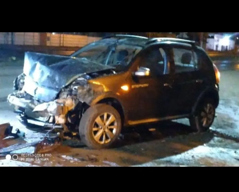 Increíble: rompió el portón de una casa, chocó contra otro auto y abandonó la camioneta frente a la plaza