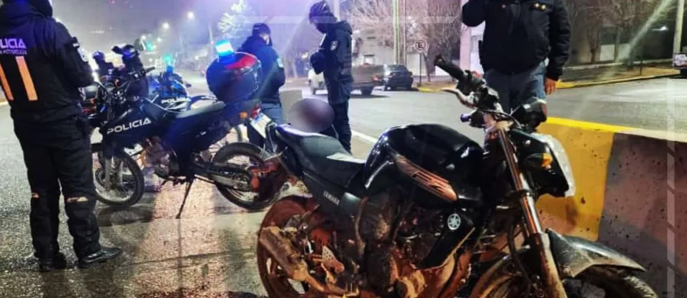 Evadió un control policial y fingió ser menor de edad para que no lo detuvieran 