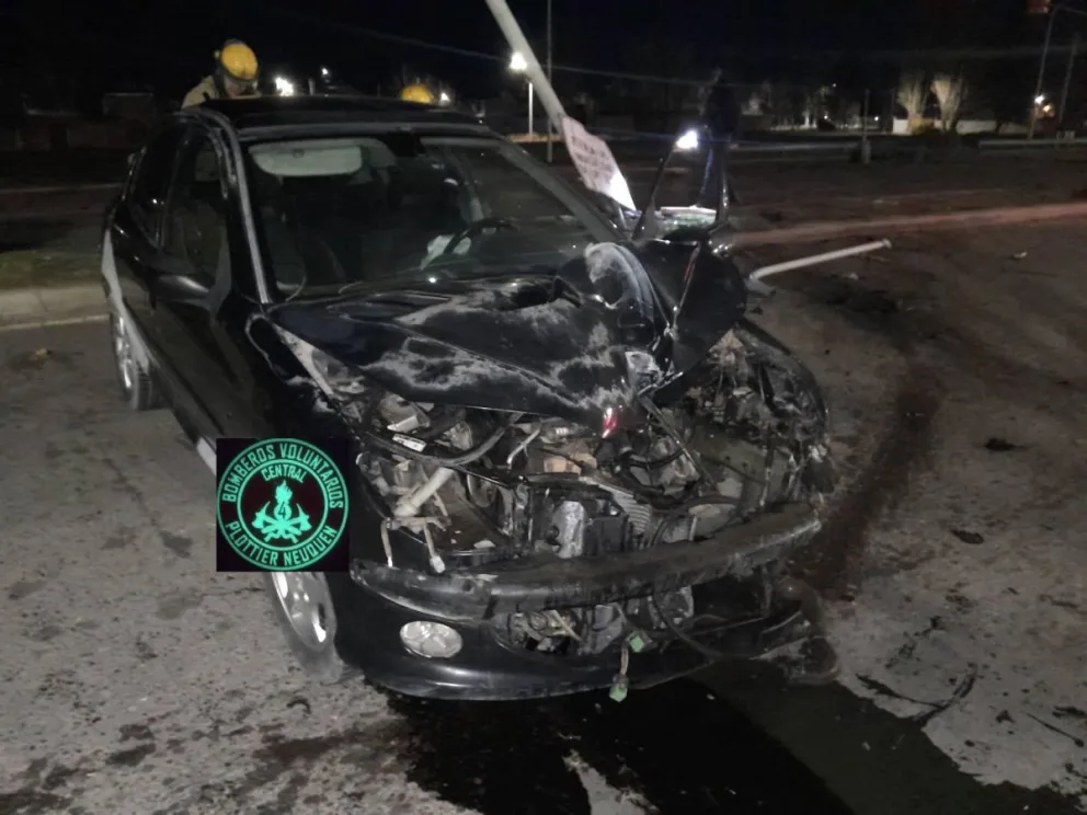 En plena madrugada un joven chocó contra un poste en la Ruta 22