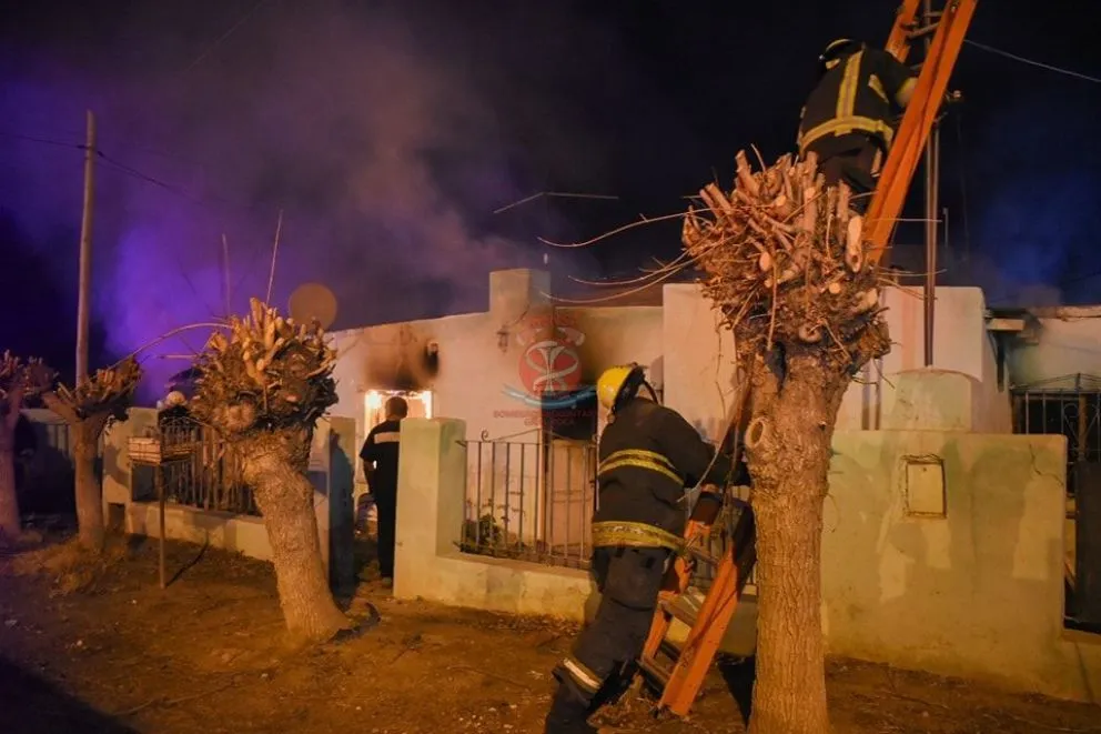 Dos personas resultaron heridas tras el incendio de una vivienda