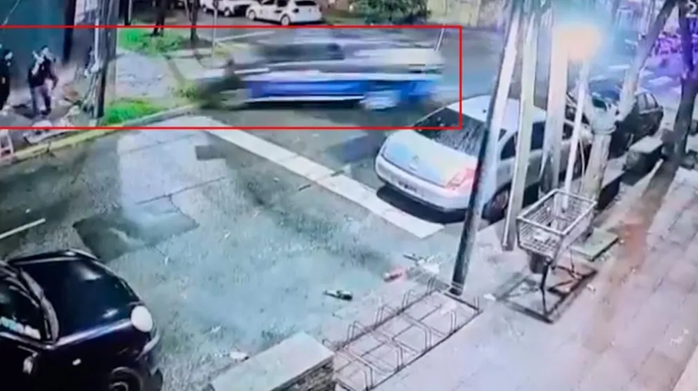 Video: patrullero perdió el control durante una persecución y atropelló a un grupo de jóvenes
