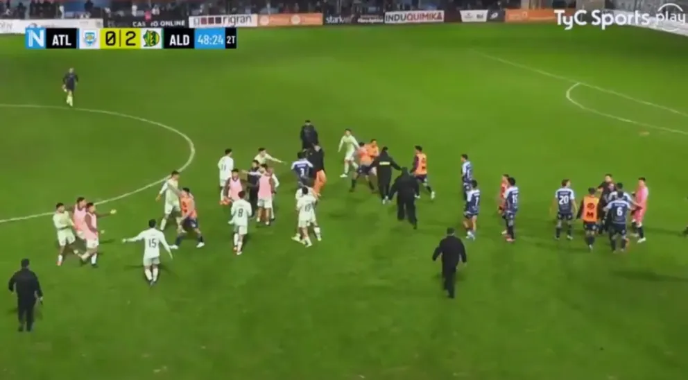Video: piñas, lesiones y expulsados en el partido entre Atlético de Rafaela y Aldosivi