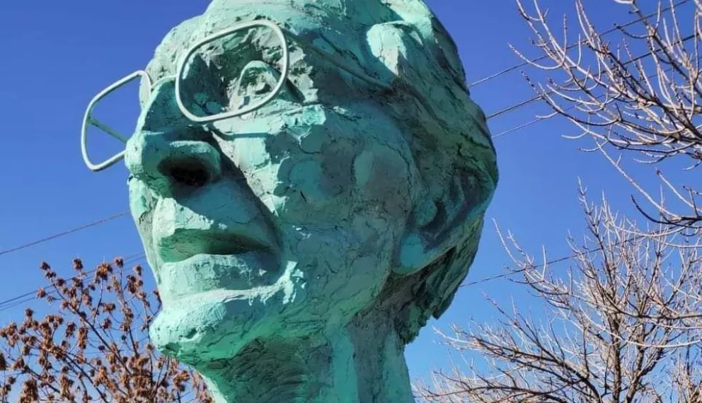 Vandalismo en la plaza: destruyeron la escultura del Doctor Kantor