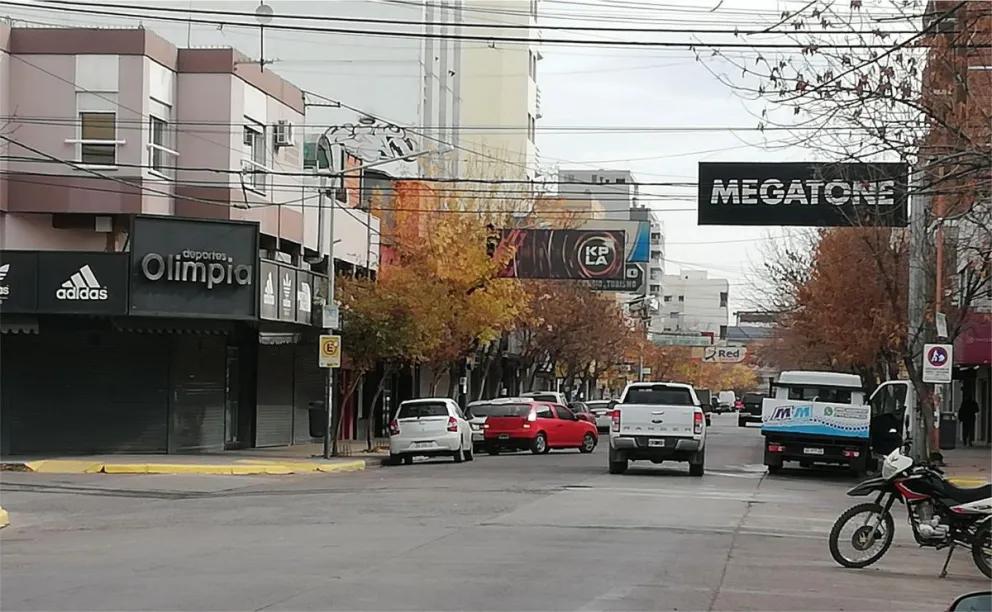 ¿Cuáles son los requisitos laborales para realizar una actividad comercial en la ciudad?