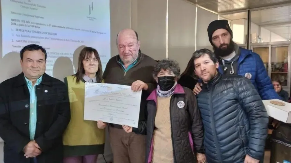La Universidad del Comahue hizo entrega del diploma a la familia de Juan Caliani
