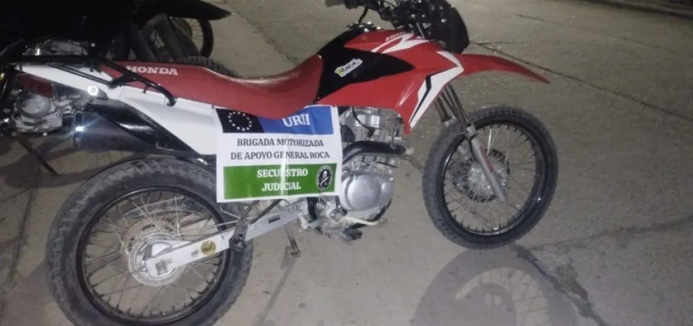 En moto, sin cascos y encapuchados levantaron sospechas de inmediato 