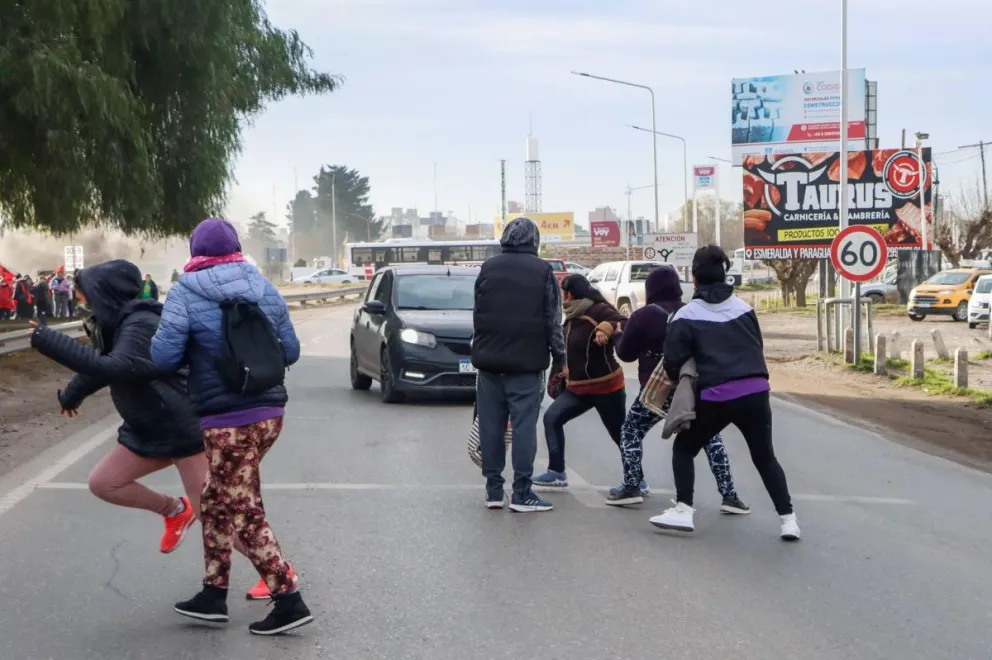 Tensión en la ruta: un conductor avanzó contra manifestantes durante el corte de la Ruta 22