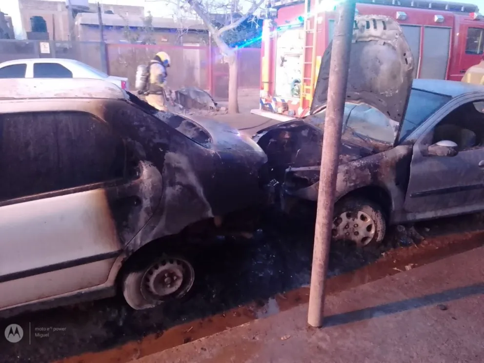 Incendiaron dos autos en el barrio Antártida Argentina