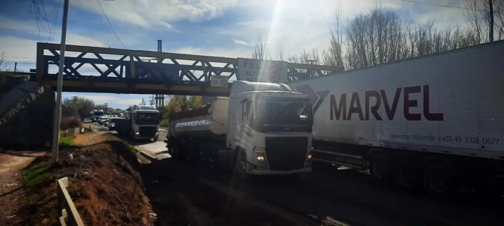 Otro camión brasileño casi se lleva puesto el puente ferroviario