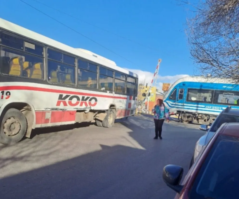 Un colectivo de la empresa Kokó chocó al Tren de pasajeros