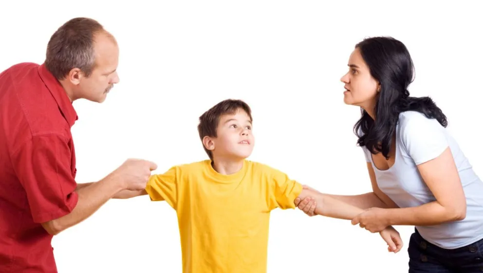 Conflicto entre padres separados: cuando se niega la autorización para viajar al exterior con el hijo