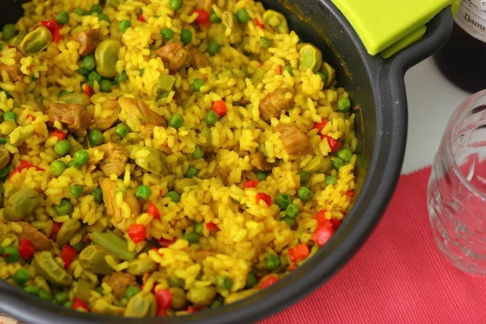 Un clásico imperdible: arroz amarillo con azafrán y pollo