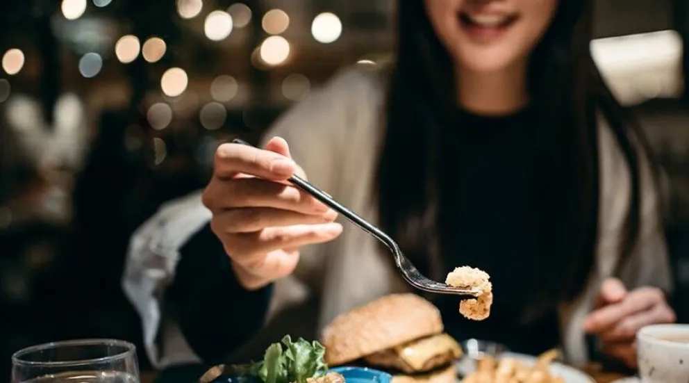 Cenar después de las 9 pm podría provocar riesgos para la salud