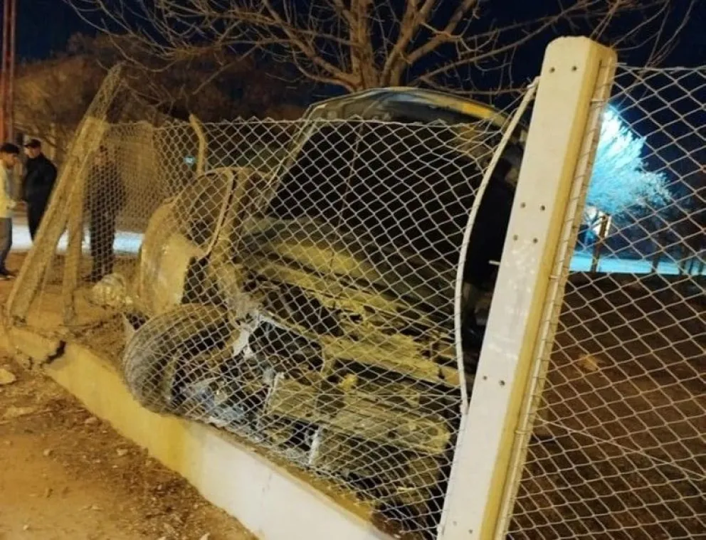 Tremendo choque durante la madrugada: un Astra chocó contra el alambrado de la escuela