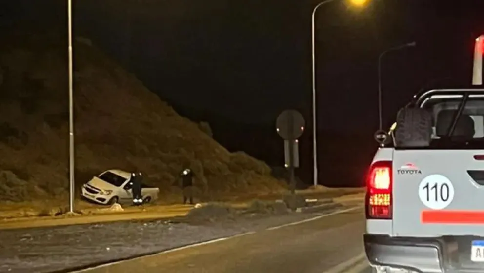 ¿Exceso de velocidad? Chocó a un patrullero desde atrás y se estrelló contra la barda