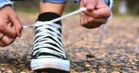 Instrucciones para innovar el estilo de tus zapatillas: truco para atarse los cordones