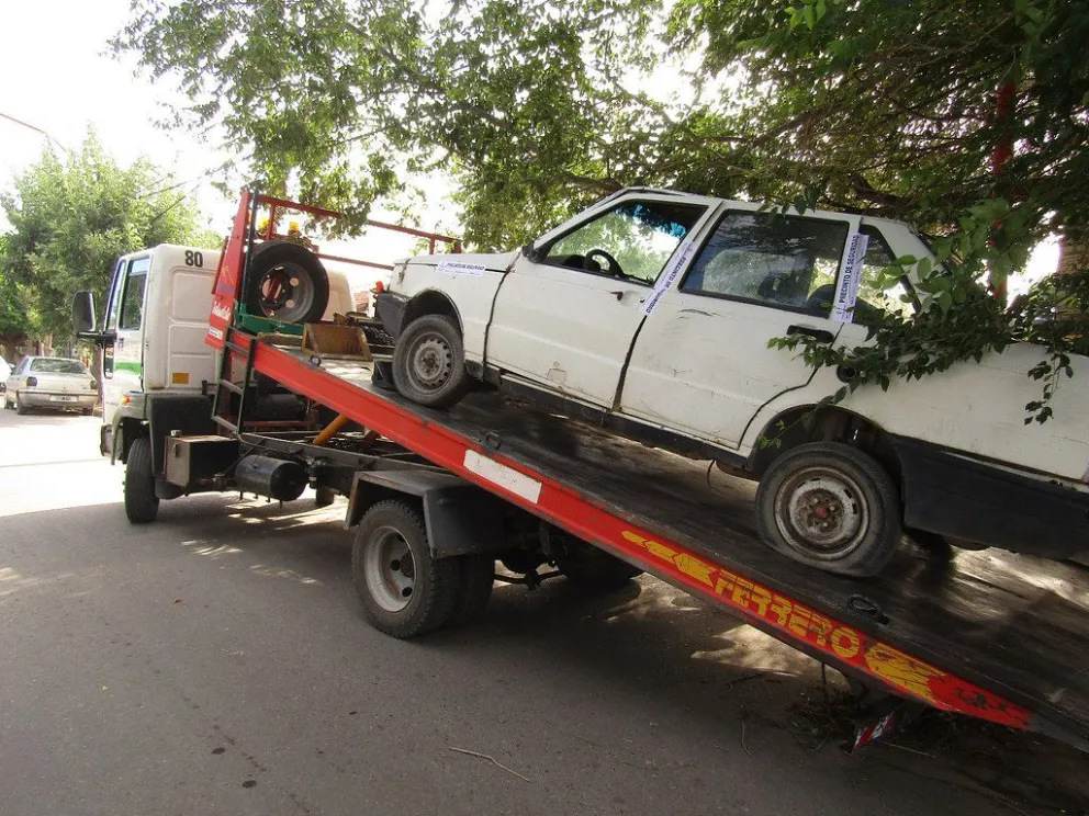 Sigue el retiro de vehículos abandonados en la vía pública