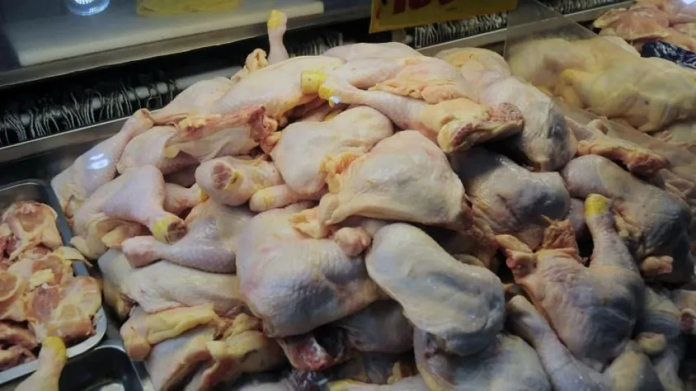 Decomisaron más de 300 kilos de pollo en mal estado de un local de calle Alem