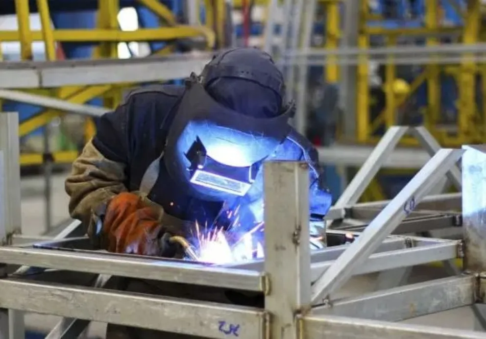 La actividad industrial cayó un 14,8% interanual en mayo