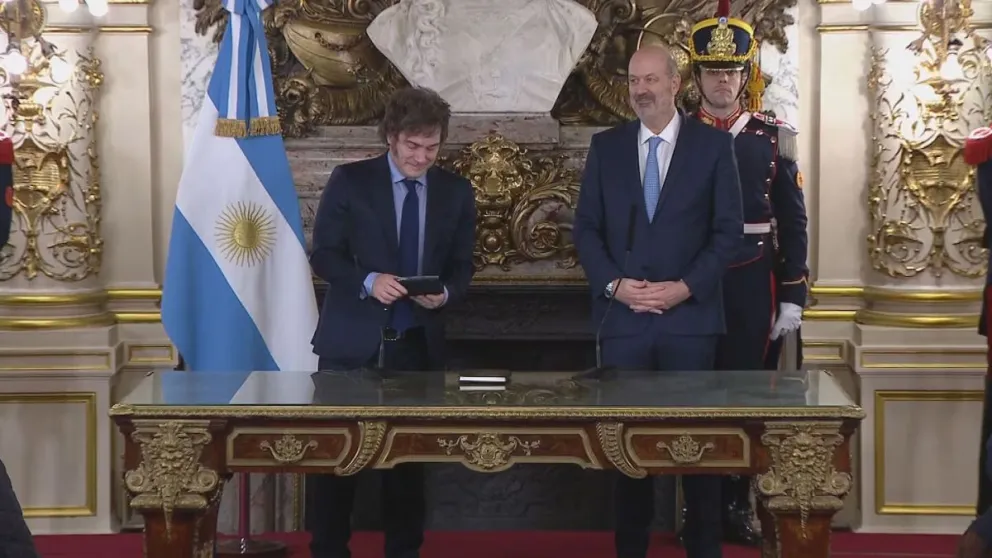 Milei le tomó juramento a Federico Sturzenegger como nuevo ministro 
