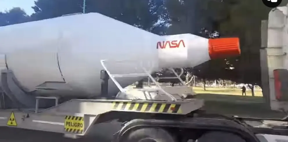   ¿Al infinito y más allá? Un cohete con el logo de la NASA se paseó por las calles del centro 
