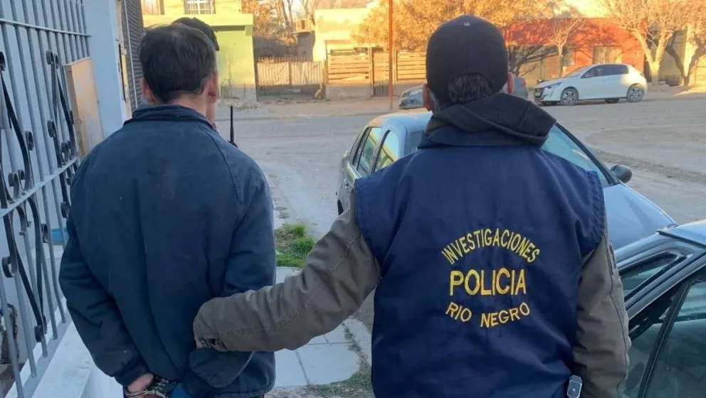 Robó 15 buzos en un comercio y fue capturado: mientras huía iba dejando la ropa tirada