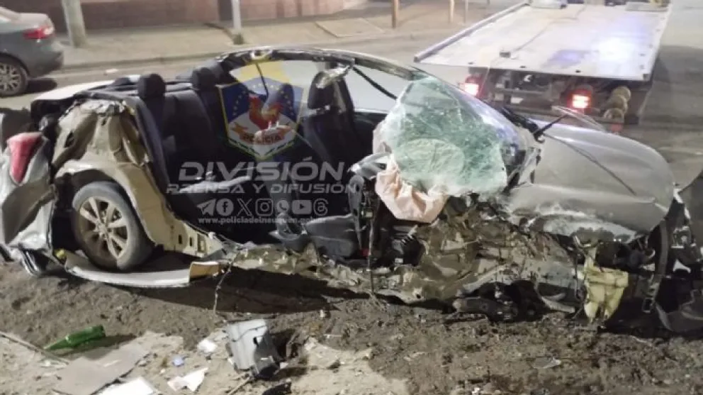 Destruyó el auto al chocar contra un semáforo: cómo salió el conductor