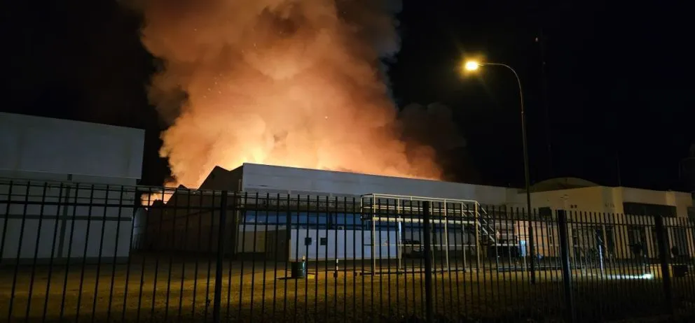 AHORA: se prende fuego la planta de empaque de la empresa Zetone