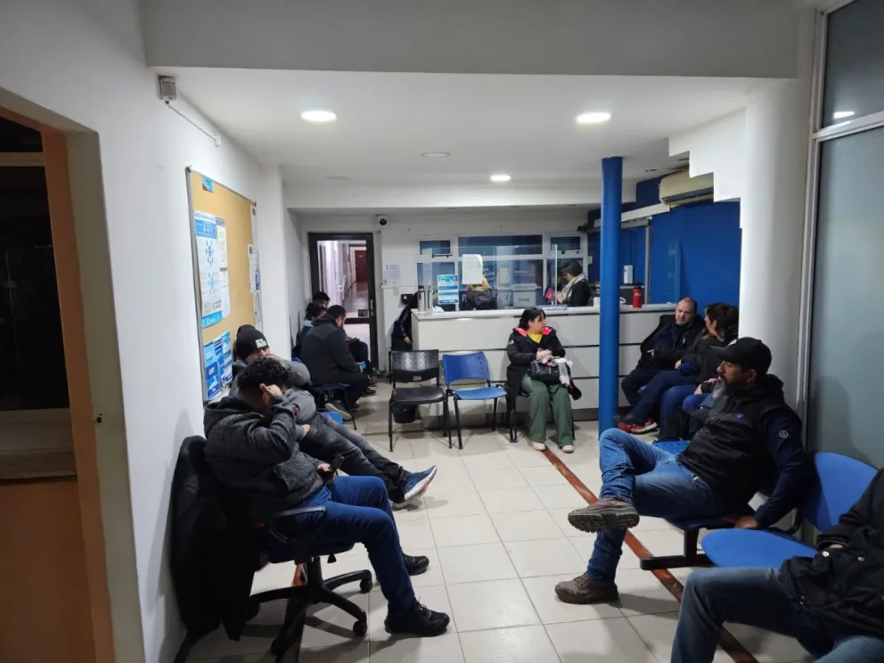 Trabajadores ante la falta de respuestas tomaron un organismo provincial