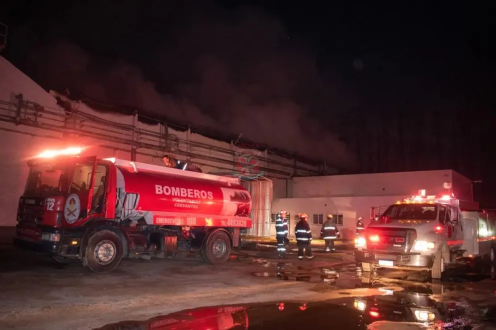 Increíble incendio en Zetone: 45 bomberos y 12 unidades trabajaron por más de siete horas para controlar las llamas