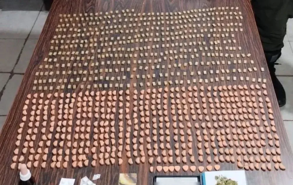 Detuvieron a una pasajera que transportaba 900 pastillas de éxtasis